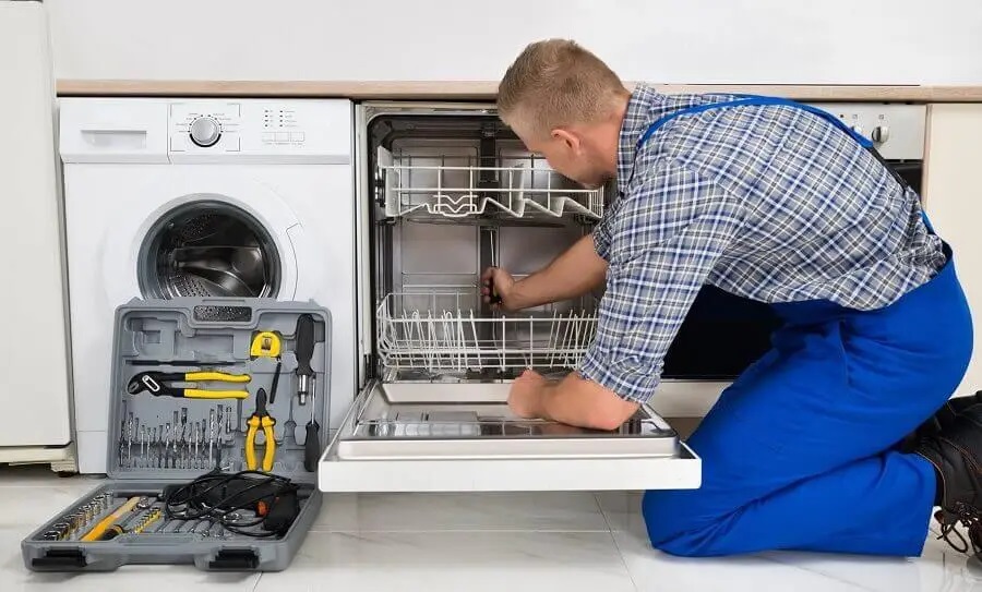 Gölbaşı Daikin servisi teknisyen ekibi beyaz eşya tamiri yaparken